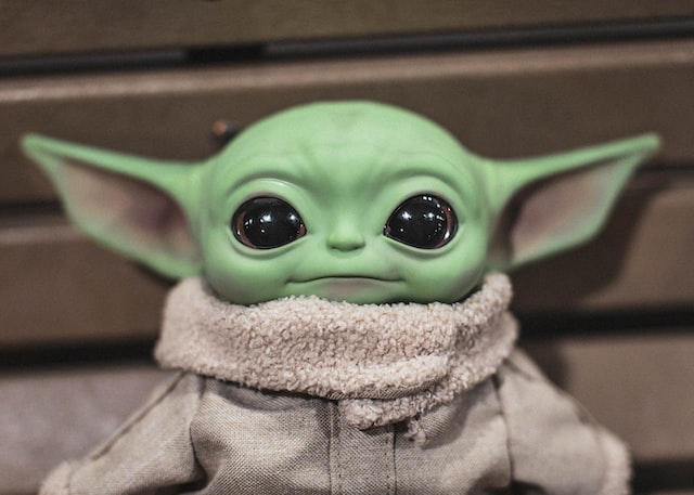 close up picture of baby yodas face